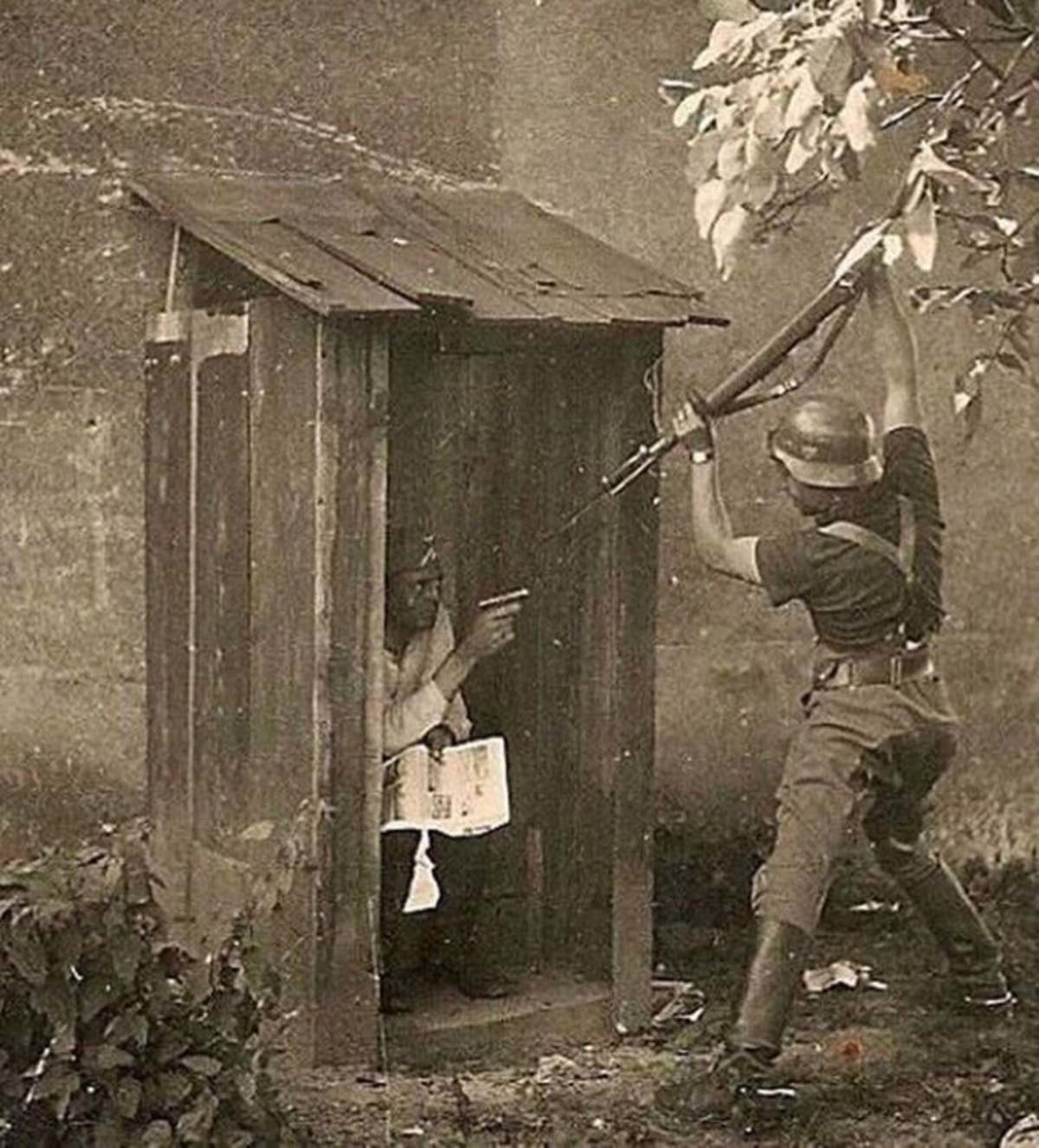 Немецкие солдаты в туалете